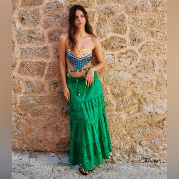 Embroidered skirt with sea shell design - Picture 10 of 14